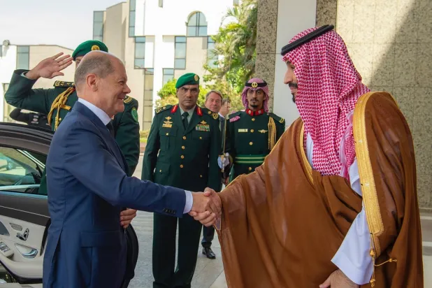 Crown Prince Mohammed bin Salman welcomes Chancellor Scholz at the Salam Palace in Jeddah on Saturday. (SPA)