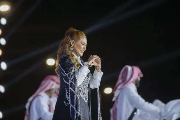 صورة للمطربة السعودية وعد خلال إحدى حفلاتها نشرتها على صفحتها الرسمية في «فيسبوك»