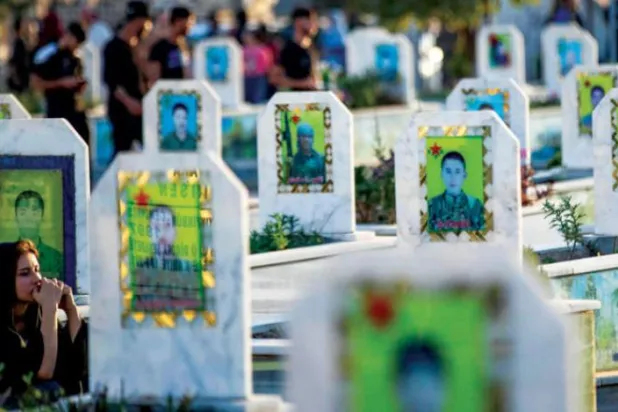 25 Ağustos’ta Kamışlı’da SDG mensuplarının bedenlerinin bulunduğu bir mezarlık (AFP)