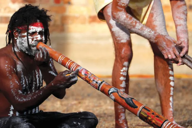 فنان من السكان الأصليين لجزر مضيق توريس في سيدني (رويترز)