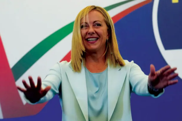 جيورجيا ميلوني في مؤتمر صحافي بمقر حزبها «إخوة إيطاليا» أمس (أ.ب)