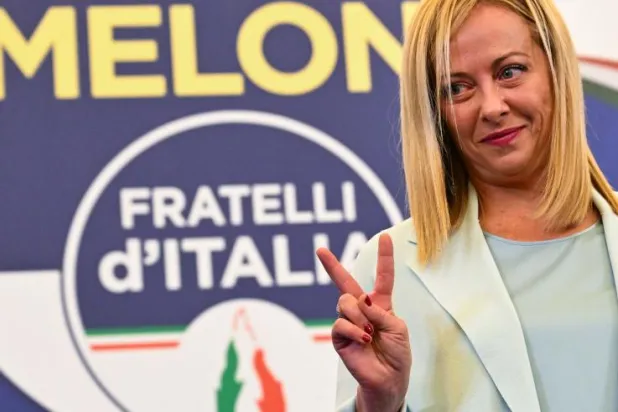 جورجيا ميلوني تحتفل بعد إعلان فوزها في الانتخابات التشريعية الإيطالية (أ.ف.ب)