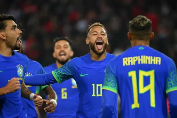 نيمار فرحاً بفوز السامبا الخماسي على تونس (أ.ف.ب)