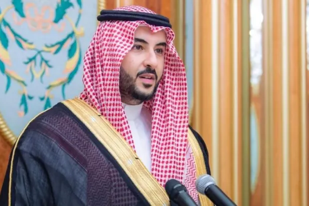 وزير الدفاع لدى تأديته القسم أمام خادم الحرمين وولي العهد في جدة (واس)