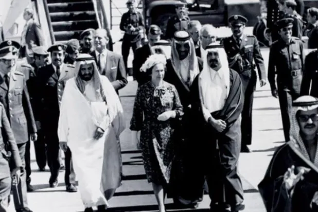 1979 میں ملکہ الیزابتھ دوم کے دورہ سعودی عرب کے فوٹو البم کی ایک تصویر دیکھی جا سکتی ہے