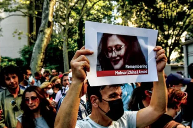 Göstericiler geçen hafta New York'ta düzenlenen bir protesto sırasında Mahsa Amini'nin fotoğrafının yer aldığı pankartlar açtılar (AFP)