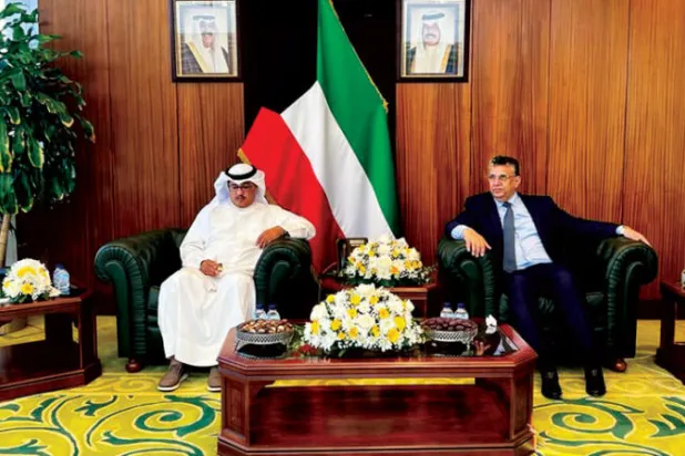 عبد اللطيف وهبي خلال لقائه في العاصمة الكويتية أمس جمال هاظل سالم الجلاوي (الشرق الأوسط)