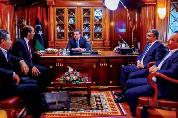 صورة وزعتها حكومة الدبيبة لاجتماعه بعميد بلدية البيضاء في طرابلس