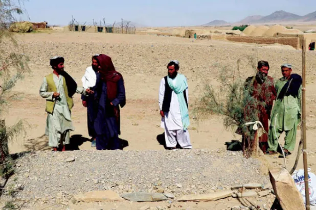 «طالبان» وسكان محليون يزورون موقع مقبرة جماعية في سبين بولداك (قندهار) أمس (إ.ب.أ)