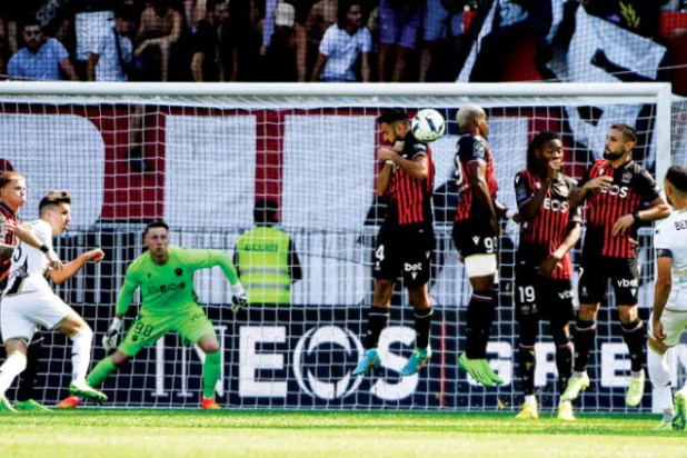 الجزائري نبيه بن طالب لاعب أنجيه المتعثر يسدد ليهز شباك نيس (أ.ف.ب)