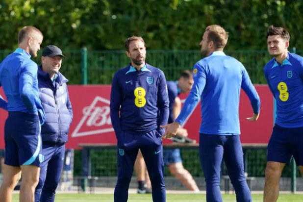 ساوثغيت مدرب إنجلترا (في الوسط) تحت ضغط الوفاء لمجموعة معينة من اللاعبين (د.ب.أ)