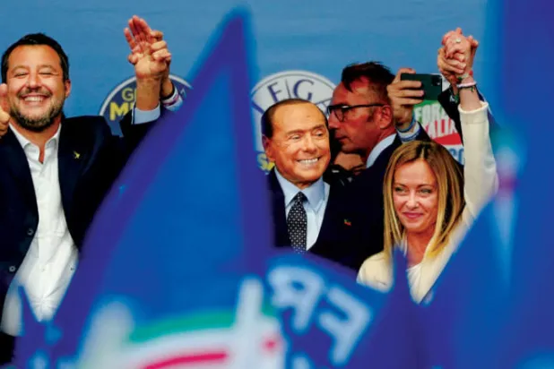 جيورجيا ميلوني مع حليفيها برلوسكوني وماتيو سالفيني خلال مهرجان انتخابي في 22 سبتمبر الحالي (أ.ب)