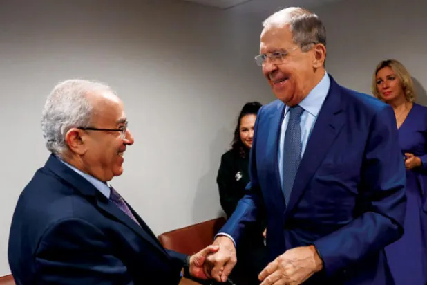 وزير خارجية الجزائر رمطان لعمامرة لدى لقائه نظيره الروسي سيرغي لافروف في نيويورك السبت الماضي (رويترز)