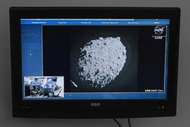 من وقائع البث المباشر لـ«ناسا» لعملية الاصطدام (أ.ف.ب)