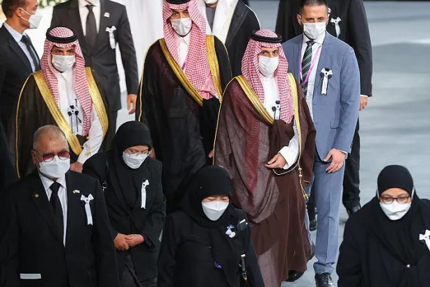 الأمير فيصل بن فرحان بن عبد الله وزير الخارجية السعودي خلال مراسم العزاء (واس)