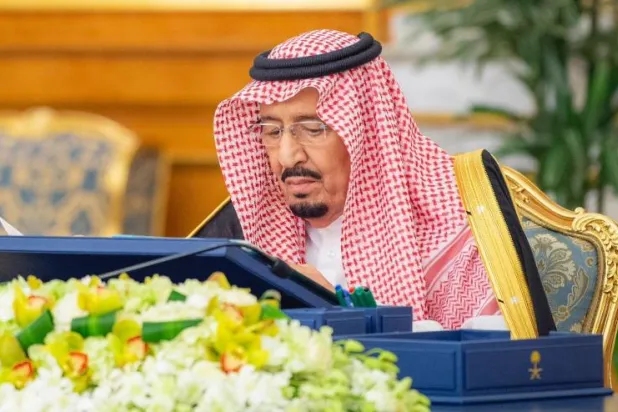 خادم الحرمين الشريفين الملك سلمان بن عبد العزيز لدى ترؤسه جلسة مجلس الوزراء بجدة (واس)