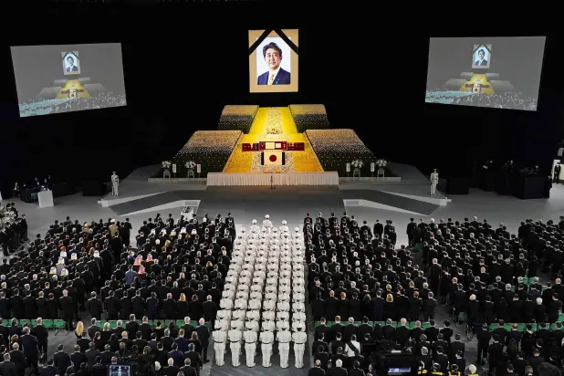 جانب من المراسم الرسمية لجنازة آبي في طوكيو اليوم (أ.ف.ب)