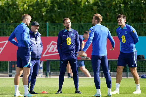 ساوثغيت مدرب انجلترا (في الوسط) تحت ضغط الوفاء لمجموعة معينة من اللاعبين (د ب ا)
