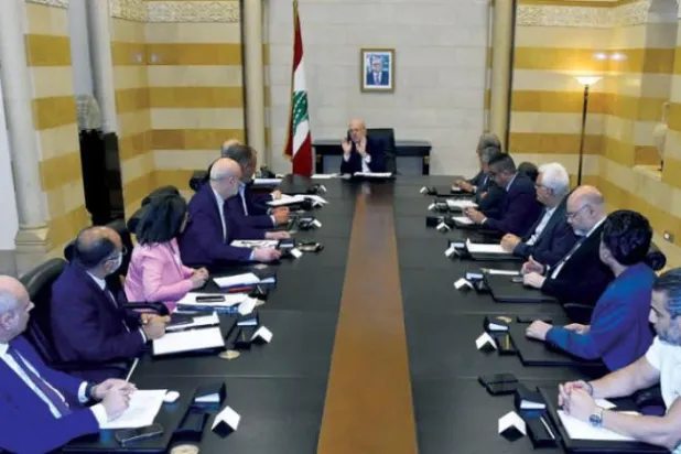 صدر نجیب میقاتی کو نگراں بننے سے پہلے کابینہ کے اجلاس کی صدارت کرتے ہوئے دیکھا جا سکتا ہے (دلاتی اور ناہرا)