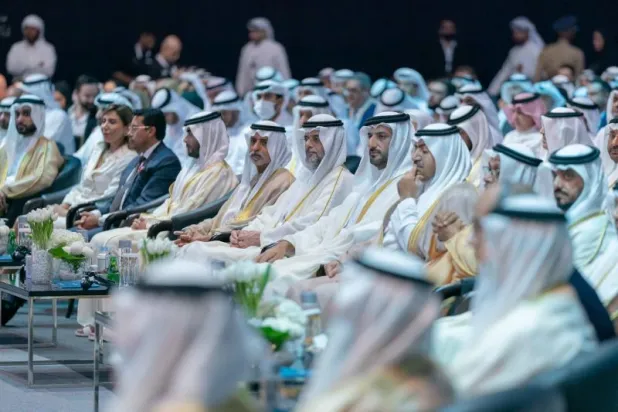 الشيخ سلطان بن محمد القاسمي ولي عهد الشارقة والشيخ نهيان بن مبارك آل نهيان والشيخ سلطان بن أحمد نائب حاكم الشارقة خلال إحدى جلسات المنتدى (وام)