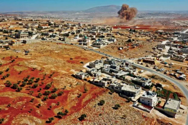 شامی ترک سرحد کے قریب ادلب کے شمال میں روسی فضائی حملوں کا نشانہ بننے والی جگہ کو دیکھا جا سکتا ہے (اے ایف پی)