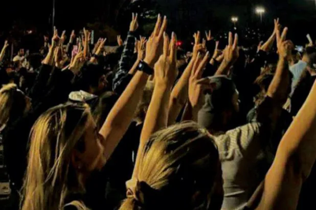 تہران میں ایرانی خواتین کے مظاہرہ کو دیکھا جا سکتا ہے (اے ایف پی)