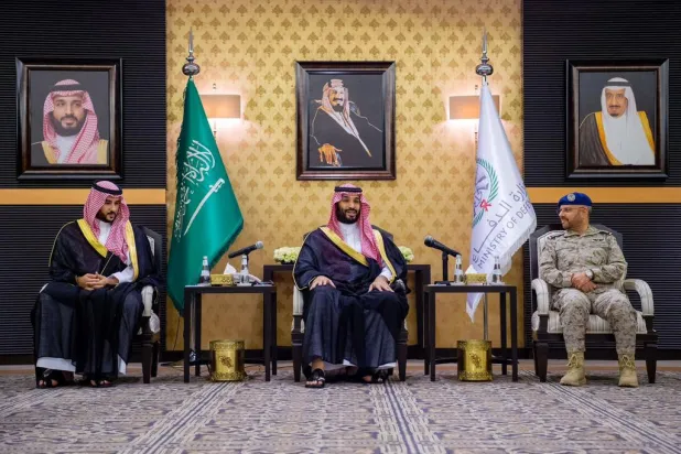 الأمير محمد بن سلمان ولي العهد لدى لقائه الأمير خالد بن سلمان وزير الدفاع وقيادات الوزارة (واس)