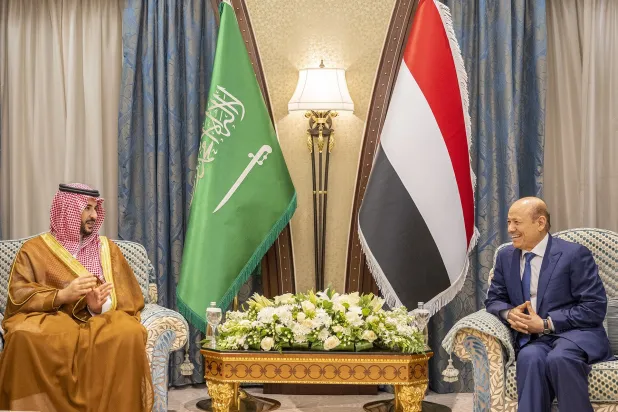 الأمير خالد بن سلمان وزير الدفاع السعودي لدى لقائه بالدكتور رشاد العليمي رئيس مجلس القيادة اليمني (واس)