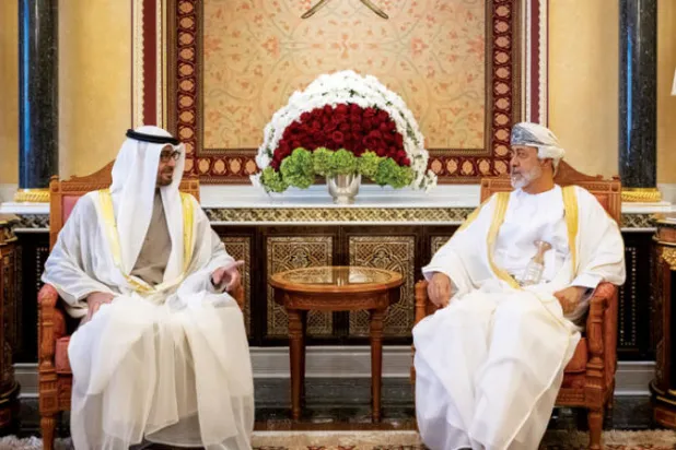 السلطان طارق بن هيثم والشيخ محمد بن زايد خلال لقائهما أمس (وام)