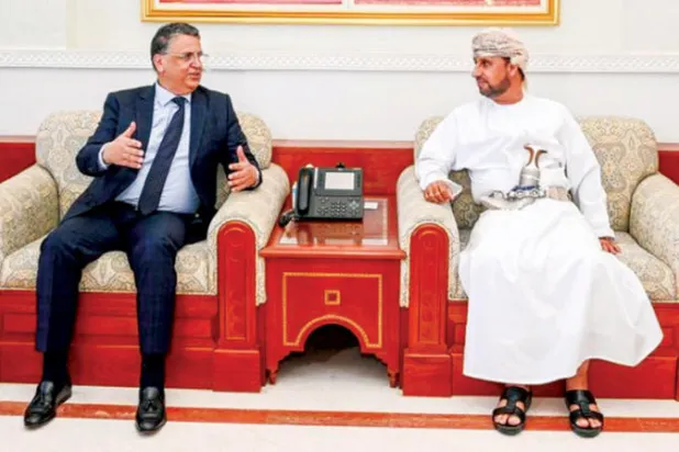 عبد اللطيف وهبي خلال مباحثاته أمس في مسقط مع وزير العدل والشؤون القانونية بسلطنة عمان (الشرق الأوسط)