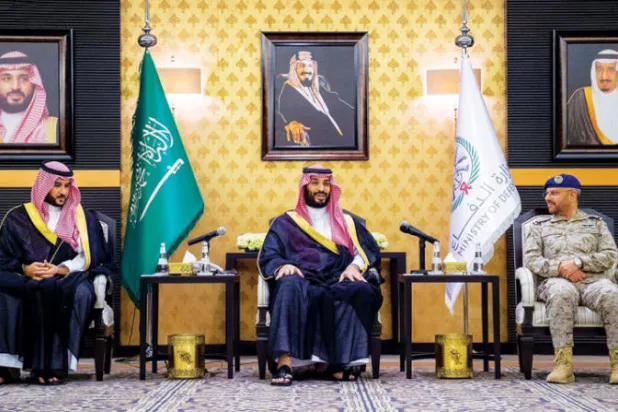 ولي العهد متوسطاً الأمير خالد بن سلمان وزير الدفاع والفريق فياض الرويلي رئيس هيئة الأركان (واس)