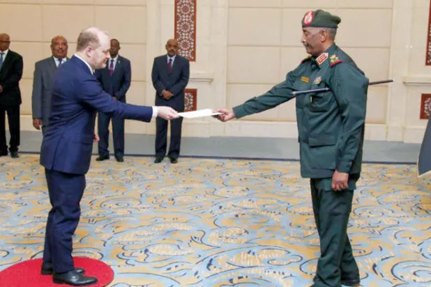 غودفري يقدم أوراق اعتماده للفريق البرهان في القصر الجمهوري أغسطس الماضي (سونا)