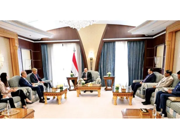 العليمي خلال استقباله غروندبرغ أخيراً في الرياض (سبأ)