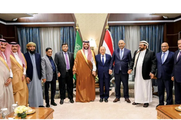 الأمير خالد بن سلمان مع رشاد العليمي ومسؤولين من البلدين الشقيقين (واس)