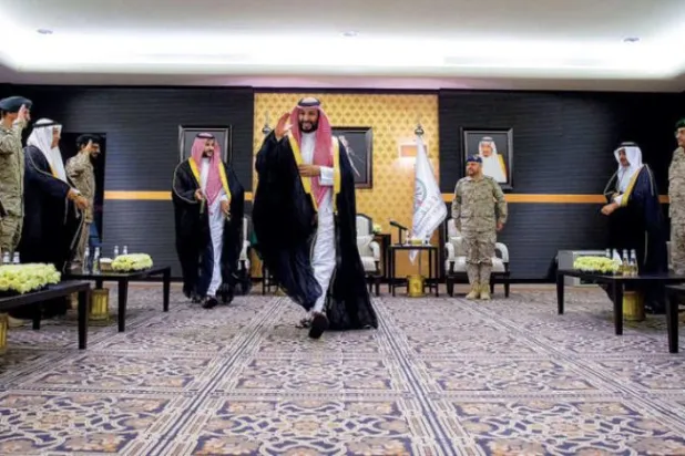ولی عہد کو جدہ میں وزیر دفاع اور وزارت کے رہنماؤں سے ملاقات کے دوران دیکھا جا سکتا ہے (واس)