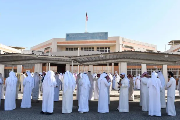 يختار الناخبون الذين يحق لهم التصويت وعددهم 795911 ناخباً وناخبة 50 نائباً (كونا)