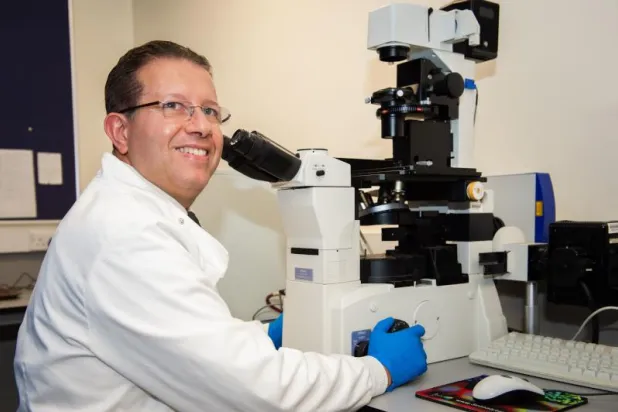 شريف الخميسي داخل معمله في جامعة شيفيلد (الشرق الأوسط)