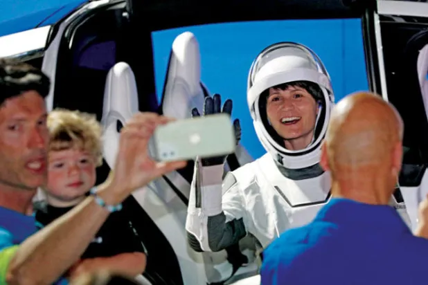 رائدة الفضاء سامانتا كريستوفوريتي مع أفراد أسرتها (أ.ف.ب)