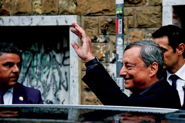 يترك رئيس الوزراء الإيطالي المنتهية ولايته ماريو دراغي ميزانية الدولة الإيطالية وفيها حوالي 9 مليارات يورو (أ.ف.ب)