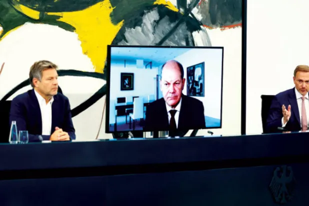 المستشار الألماني في مؤتمر عبر الفيديو بحضور وزيري الاقتصاد والمال للإعلان عن تحديد سقف لأسعار الطاقة (رويترز)