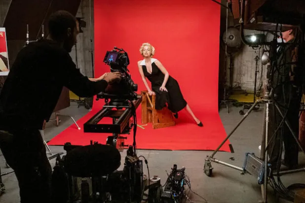 من كواليس فيلم «Blonde» من بطولة آنا دي آرماس (Netflix)