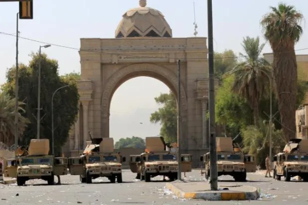 آليات للجيش العراقي في محيط المنطقة الخضراء ببغداد (إ.ب.أ)