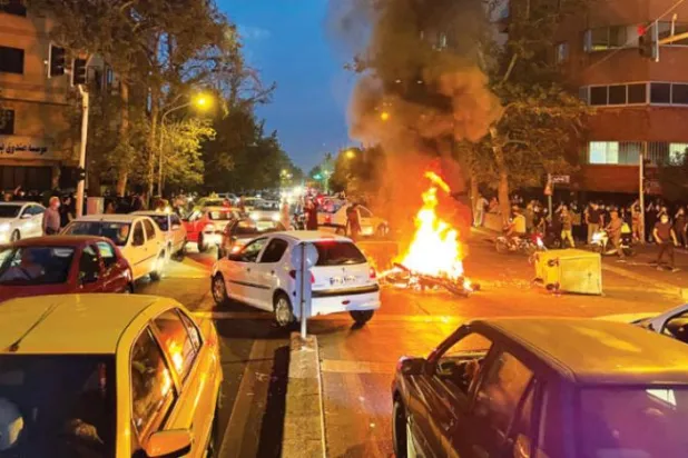 Bazı Protestocular, geçen hafta Tahran’da bir polis motosikletini ateşe verdi (AP)