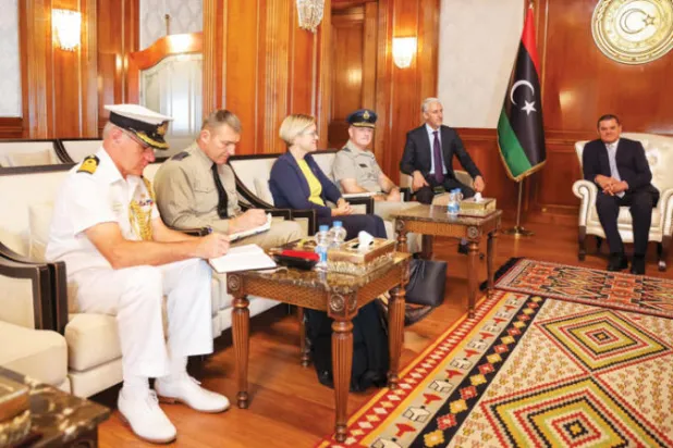 صورة بثتها حكومة الدبيبة لاجتماعه بالوفد العسكري البريطاني