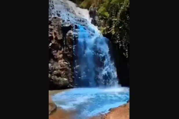 شلال نهر كييما - بي في البرازيل يظهر بعد صبغه باللون الأزرق (نيويورك بوست)