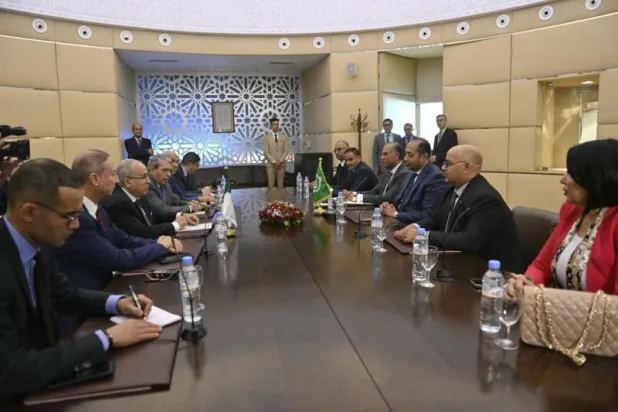 اجتماع حسام زكي مع أركان وزارة الخارجية الجزائرية (الخارجية الجزائرية)