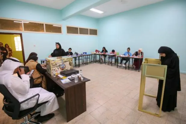 مركز اقتراع خلال الانتخابات البرلمانية في مدينة الكويت (أ.ف.ب)
