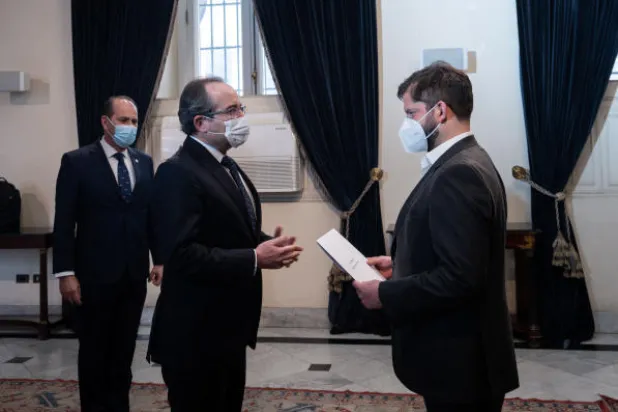 رئيس تشيلي جابرييل بوريتش يتسلم أوراق اعتماد السفير الإسرائيلي الجديد (رويترز)