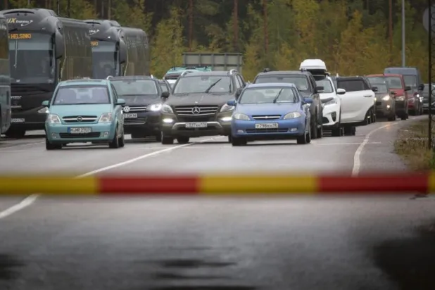 السيارات والحافلات الروسية تصطف عند نقطة التفتيش الحدودية بين فنلندا وروسيا (أ.ب)