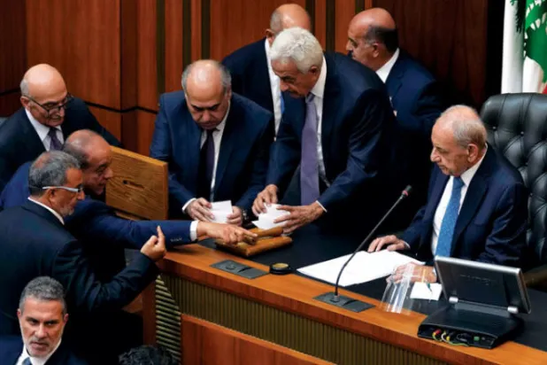 الرئيس نبيه بري يتابع فرز أصوات النواب في الدورة الأولى لانتخاب رئيس جديد (أ.ب)